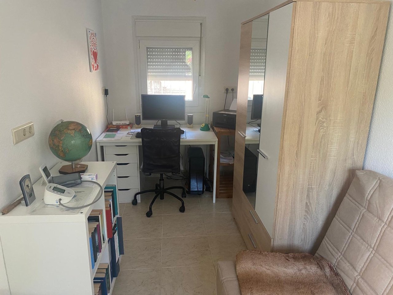Villa comprenant 3 chambres, 1 salle de bains, une terrasse sur le toit et un abri pour voiture, située dans un quartier calme
