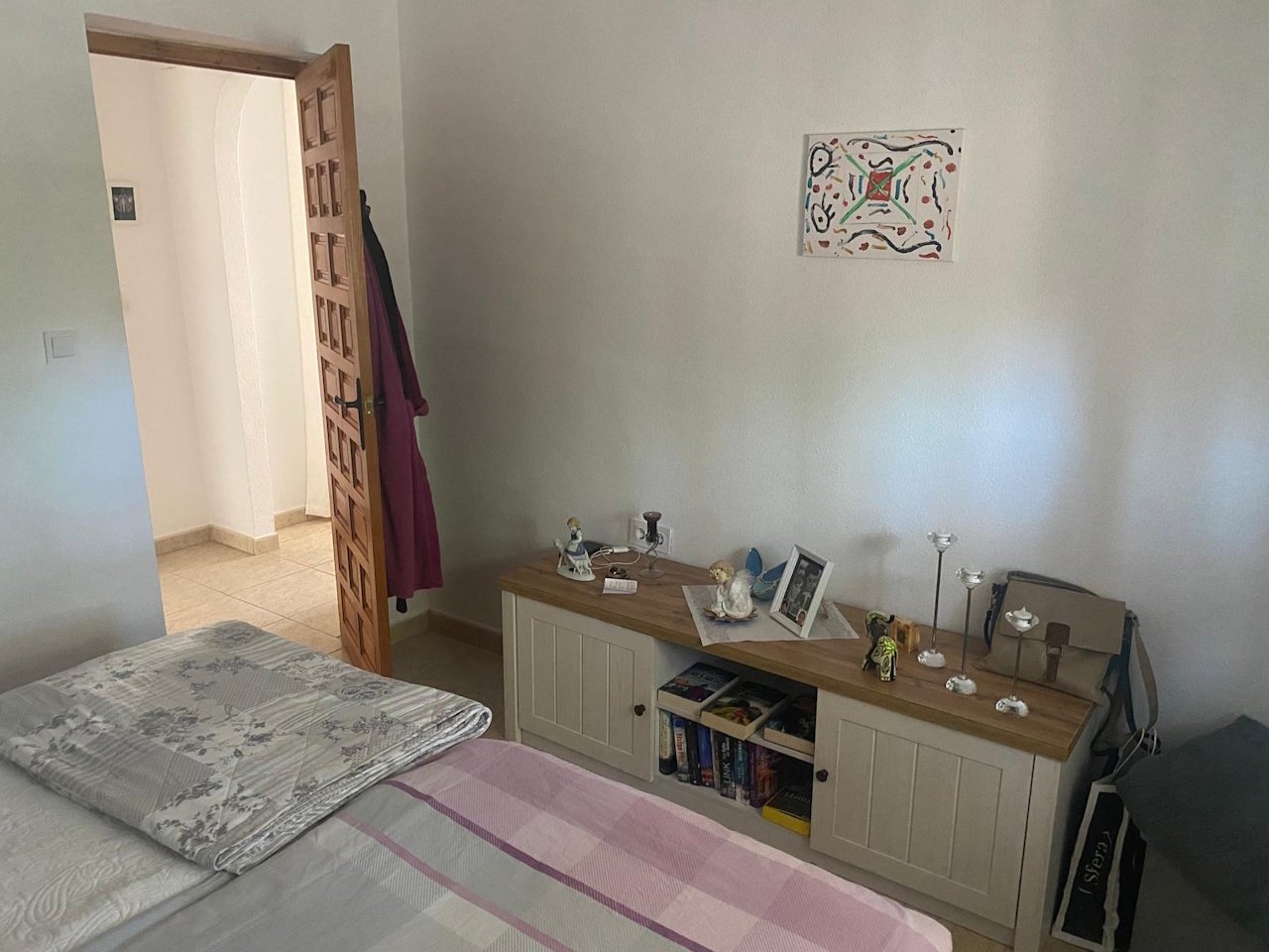 Villa comprenant 3 chambres, 1 salle de bains, une terrasse sur le toit et un abri pour voiture, située dans un quartier calme