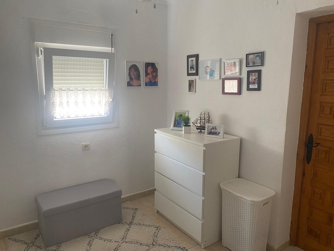 Villa comprenant 3 chambres, 1 salle de bains, une terrasse sur le toit et un abri pour voiture, située dans un quartier calme