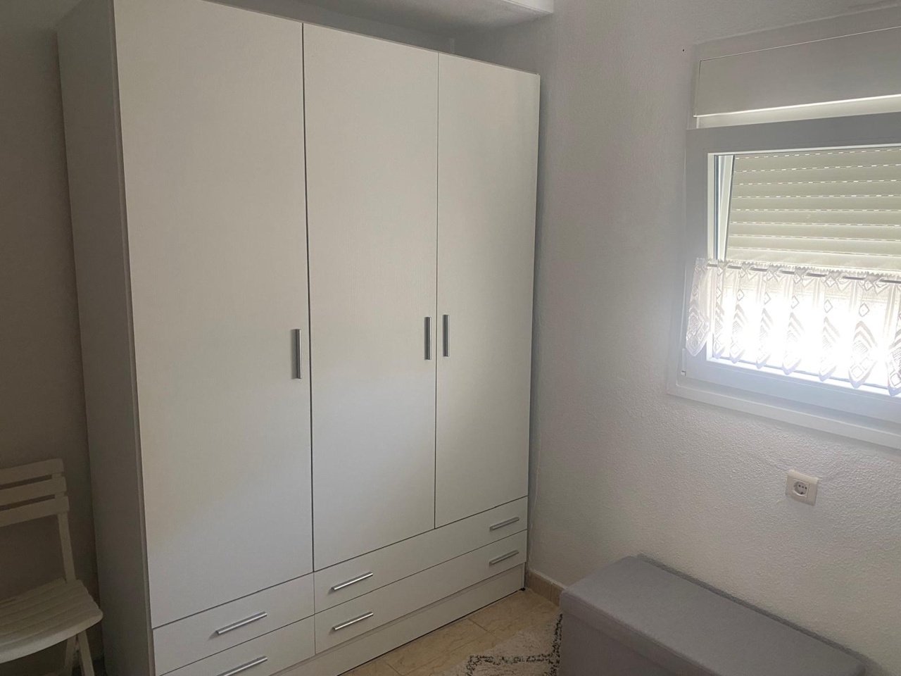 Villa comprenant 3 chambres, 1 salle de bains, une terrasse sur le toit et un abri pour voiture, située dans un quartier calme