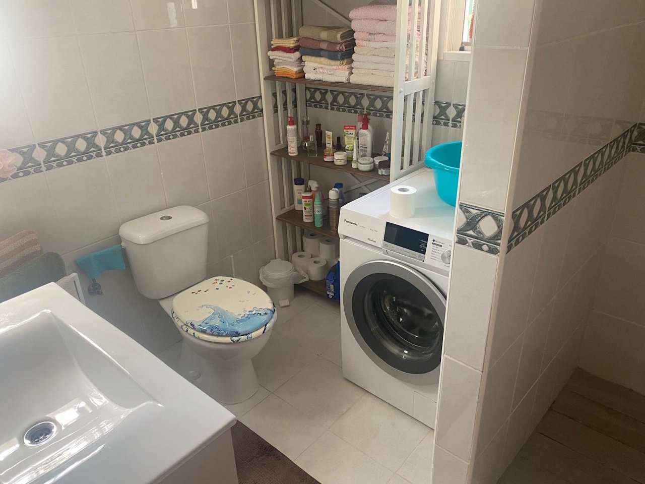 Villa comprenant 3 chambres, 1 salle de bains, une terrasse sur le toit et un abri pour voiture, située dans un quartier calme