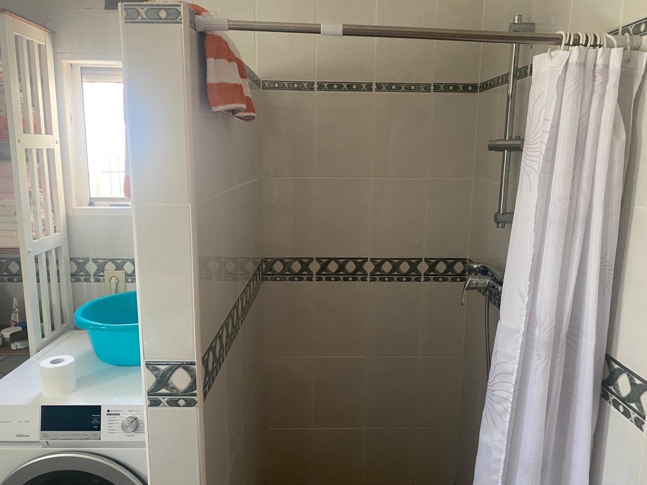 Villa comprenant 3 chambres, 1 salle de bains, une terrasse sur le toit et un abri pour voiture, située dans un quartier calme