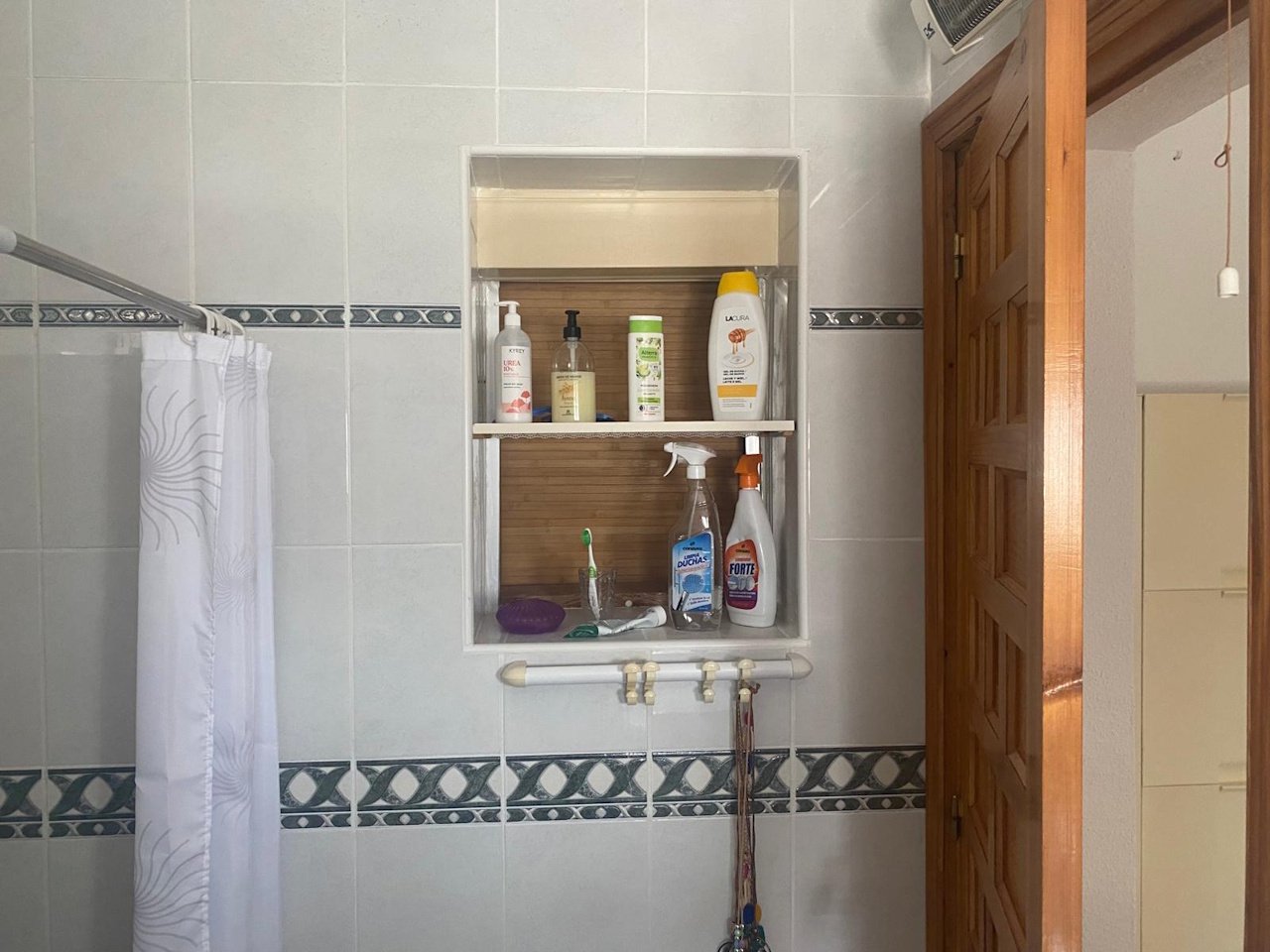 Villa comprenant 3 chambres, 1 salle de bains, une terrasse sur le toit et un abri pour voiture, située dans un quartier calme