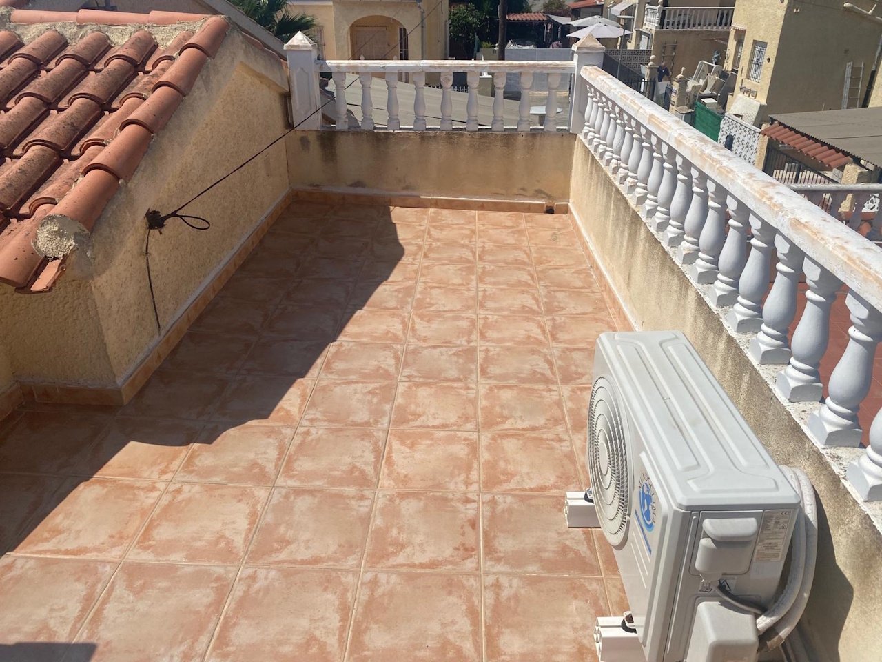 Villa comprenant 3 chambres, 1 salle de bains, une terrasse sur le toit et un abri pour voiture, située dans un quartier calme