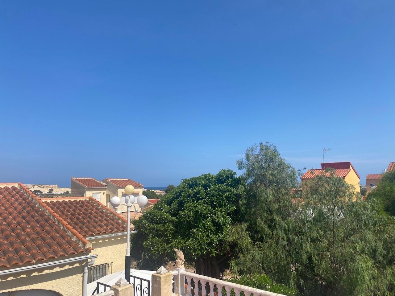 Villa comprenant 3 chambres, 1 salle de bains, une terrasse sur le toit et un abri pour voiture, située dans un quartier calme