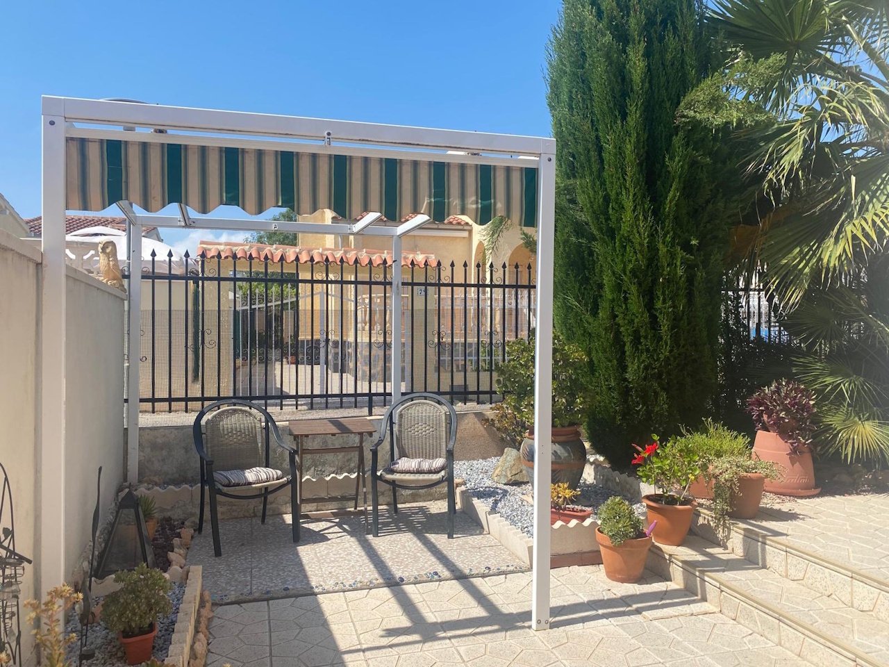 Villa comprenant 3 chambres, 1 salle de bains, une terrasse sur le toit et un abri pour voiture, située dans un quartier calme