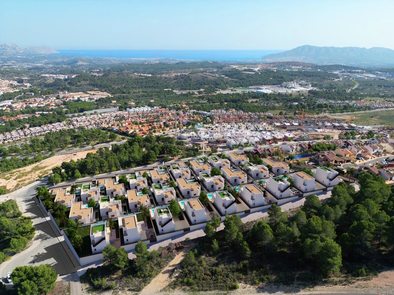Villas à deux étages comprenant 3 chambres, 3 salles de bains, W.C., une cuisine équipée avec électroménager, une piscine privée et une vue sur la mer