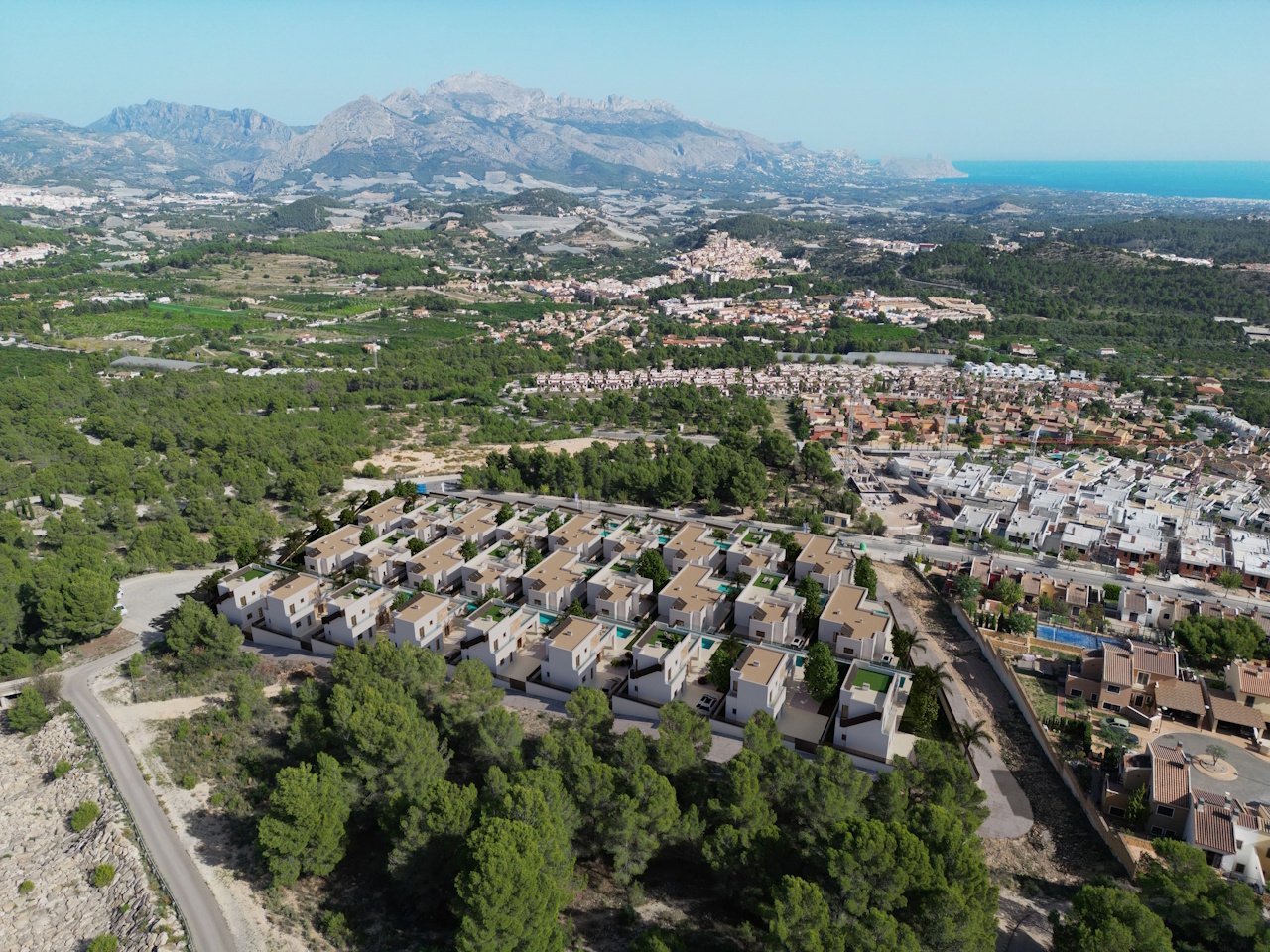 Villas de plain-pied comprenant 3 chambres, 3 salles de bains, une cuisine équipée avec électroménager, une piscine privée et une vue sur la mer