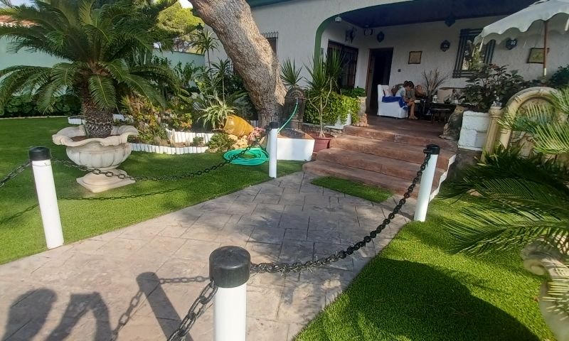 Spectaculaire villa de style méditerranéen comprenant 3 chambres, 3 salles de bains et une piscine privée, à seulement 950 m de la plage