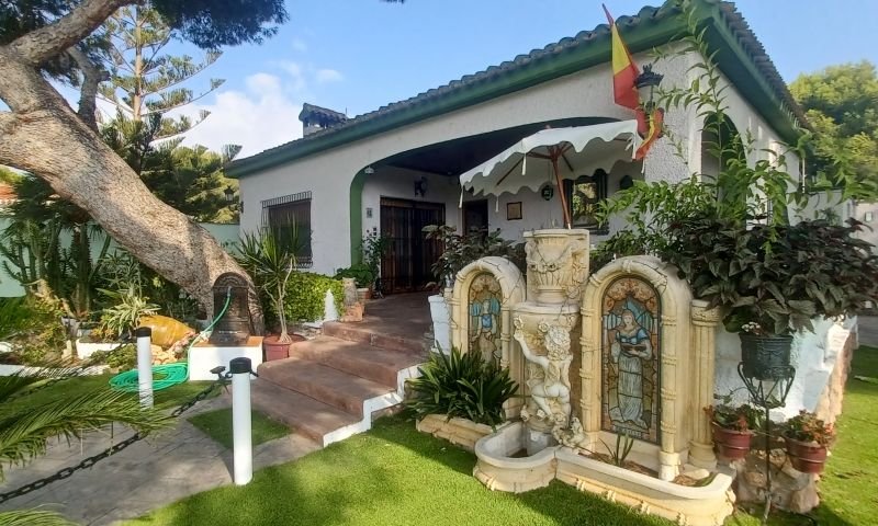 Spectaculaire villa de style méditerranéen comprenant 3 chambres, 3 salles de bains et une piscine privée, à seulement 950 m de la plage