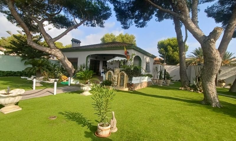 Spectaculaire villa de style méditerranéen comprenant 3 chambres, 3 salles de bains et une piscine privée, à seulement 950 m de la plage
