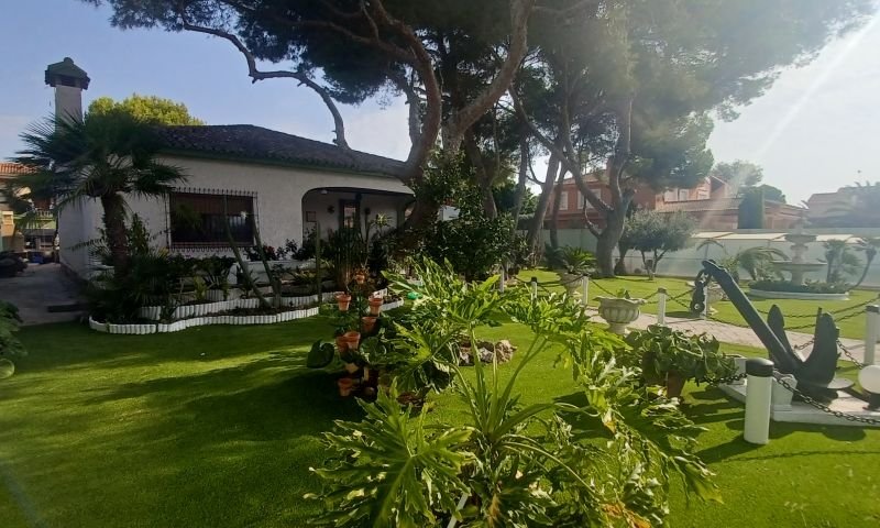 Spectaculaire villa de style méditerranéen comprenant 3 chambres, 3 salles de bains et une piscine privée, à seulement 950 m de la plage