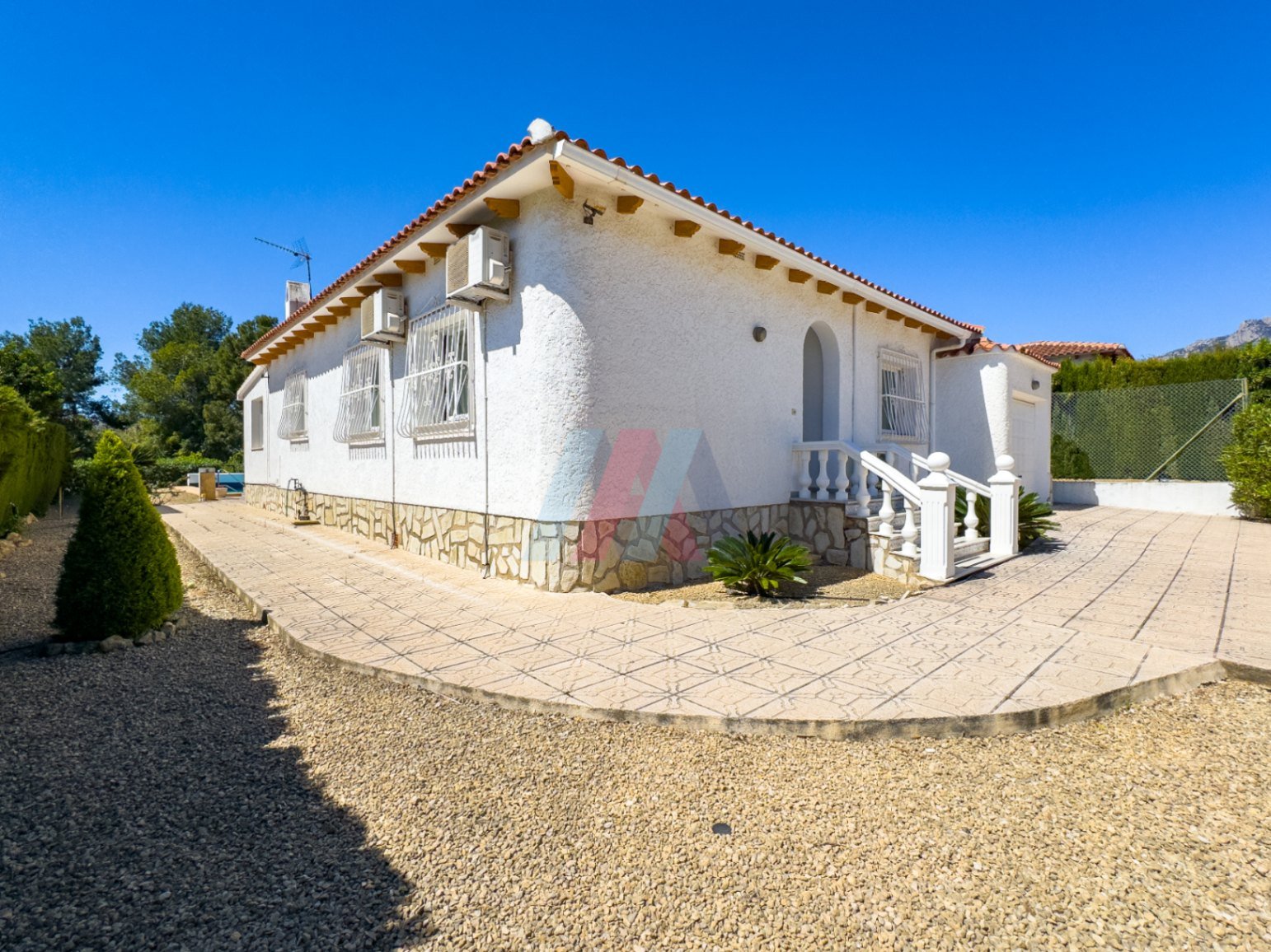 Villa de plain-pied comprenant 3 chambres, 1 salle de bains, un garage et une piscine privée à Barranco Hondo