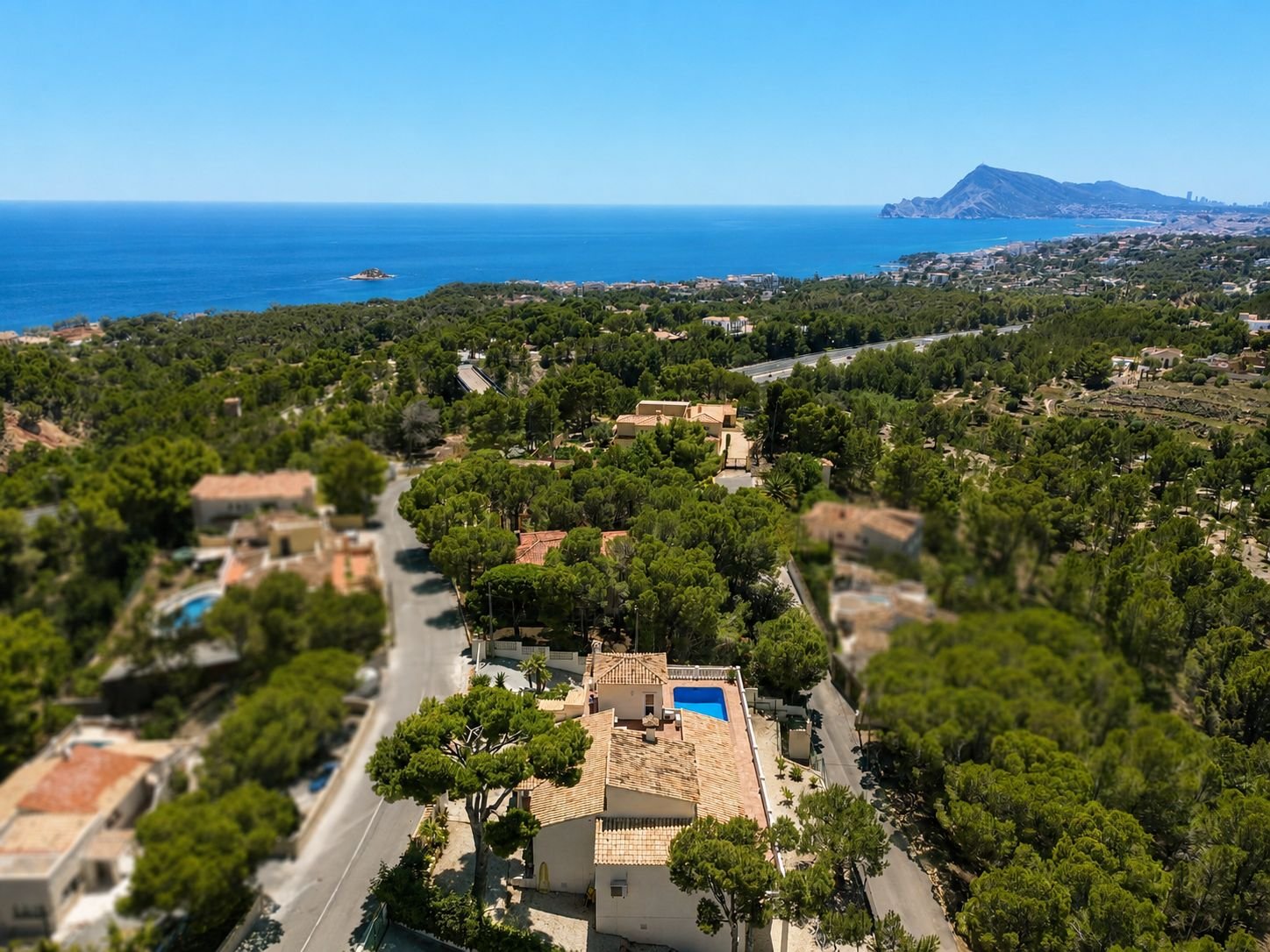 Villa orientée sud avec vue panoramique sur la mer et les montagnes en excellent état