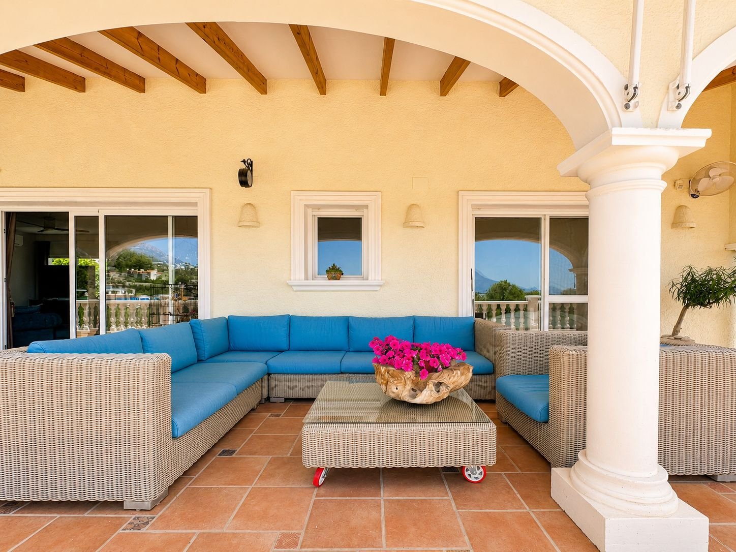 Villa orientée sud avec vue panoramique sur la mer et les montagnes en excellent état