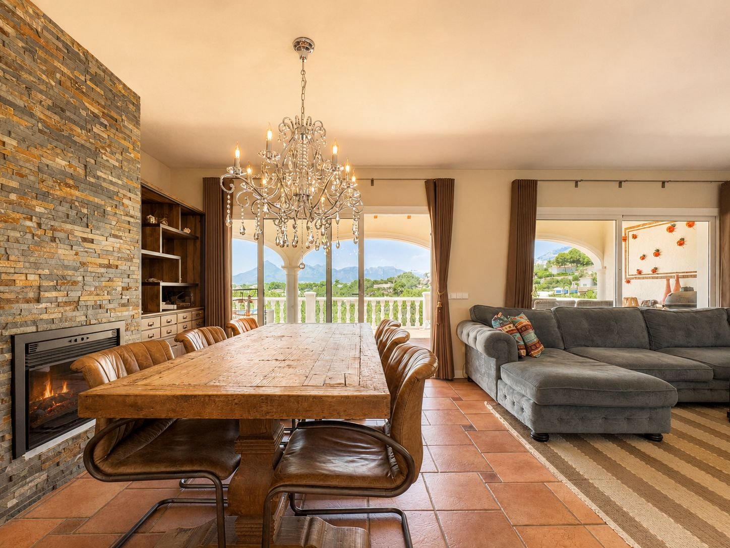 Villa orientée sud avec vue panoramique sur la mer et les montagnes en excellent état