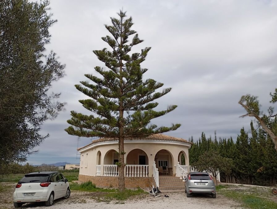 Villa très bien située, comprenant 3 chambres et 2 salles de bains, à la périphérie du village