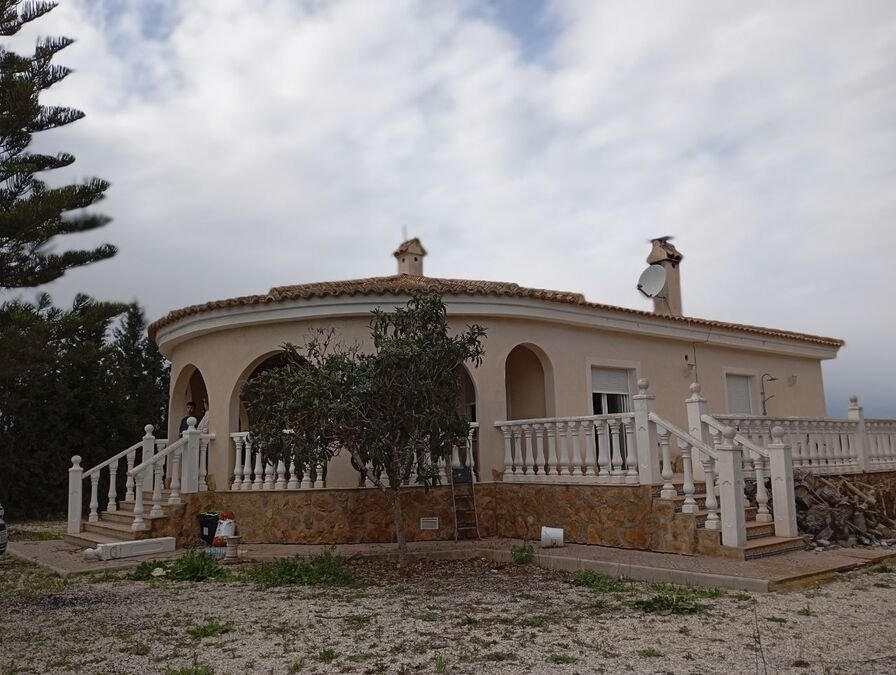 Villa très bien située, comprenant 3 chambres et 2 salles de bains, à la périphérie du village