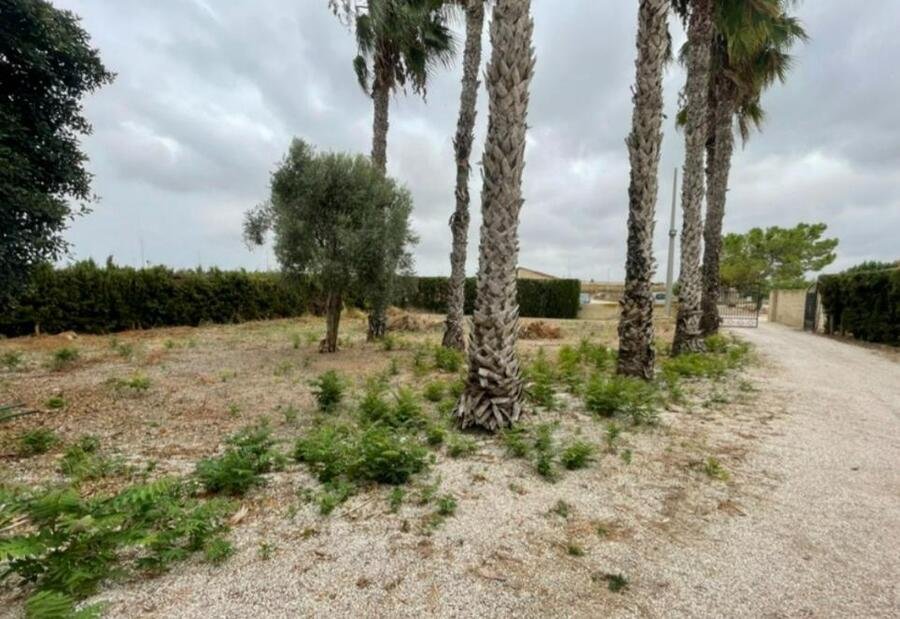 Villa très bien située, comprenant 3 chambres et 2 salles de bains, à la périphérie du village