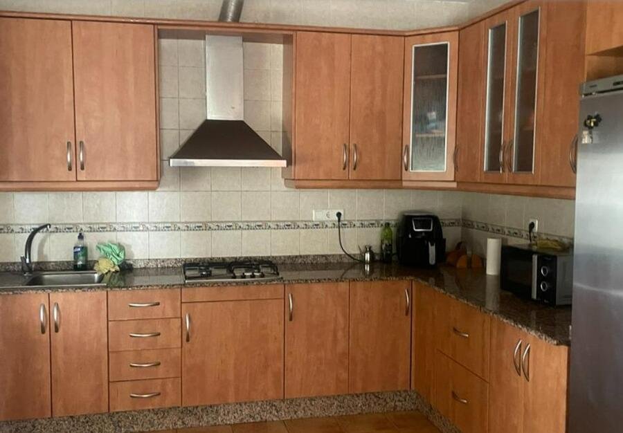 Villa très bien située, comprenant 3 chambres et 2 salles de bains, à la périphérie du village