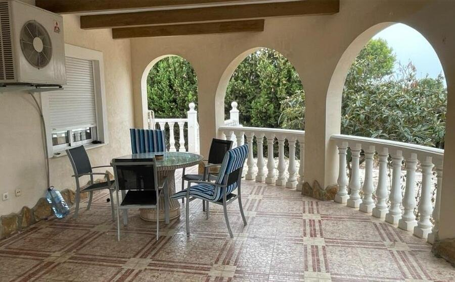 Villa très bien située, comprenant 3 chambres et 2 salles de bains, à la périphérie du village