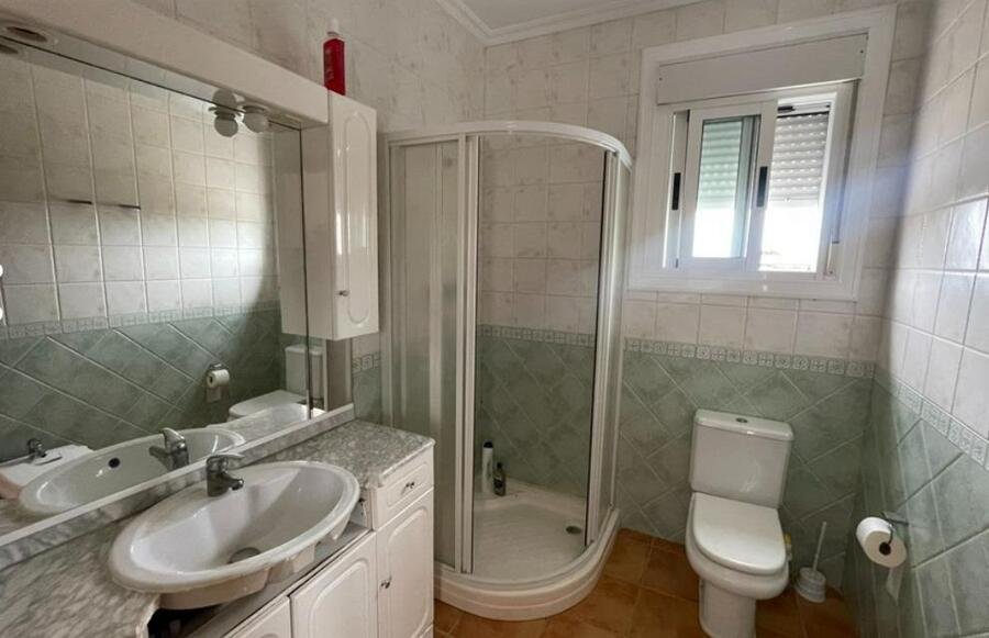 Villa très bien située, comprenant 3 chambres et 2 salles de bains, à la périphérie du village