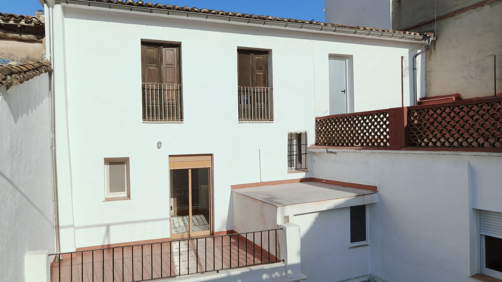 Belle et grande maison de ville avec garage et beaucoup de potentiel