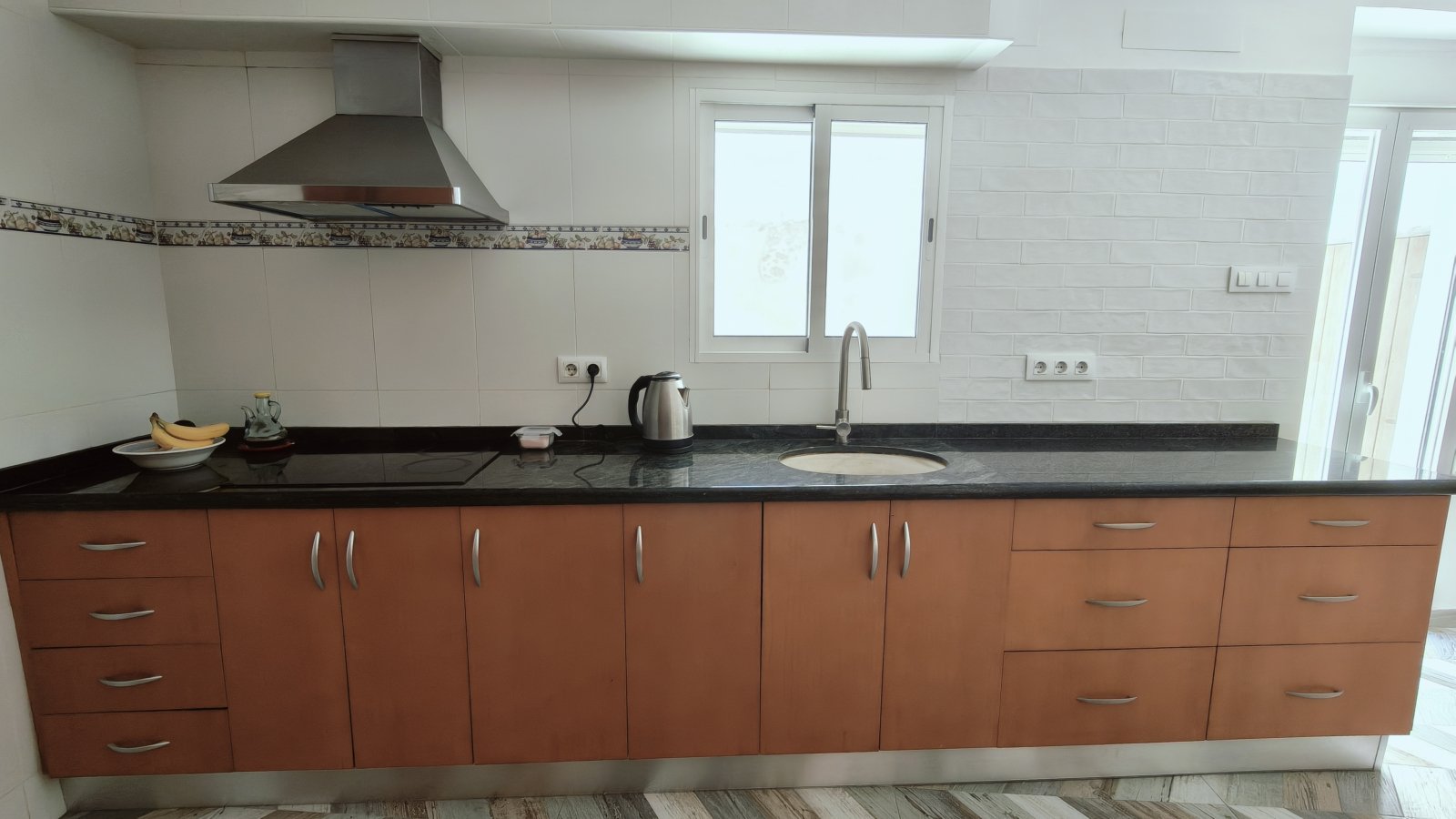 Belle et grande maison de ville avec garage et beaucoup de potentiel