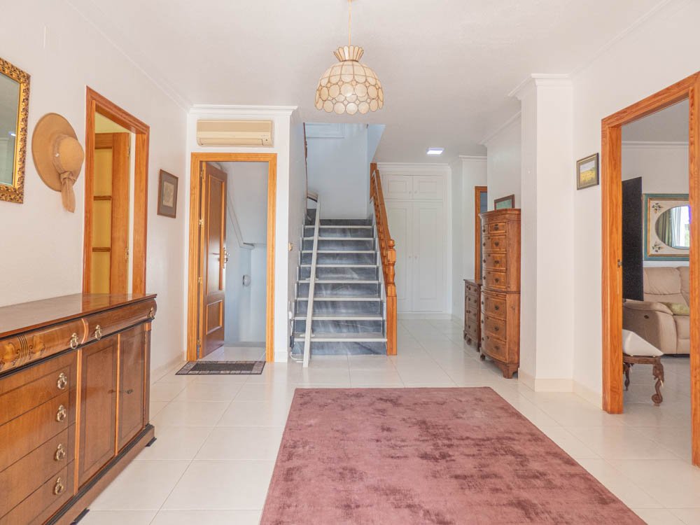 Magnifique villa de campagne rénovée avec 7 chambres, 7 salles de bains, climatisation, chauffage central, double garage et piscine privée chauffée