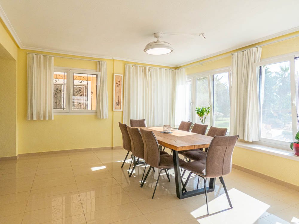 Magnifique villa de campagne rénovée avec 7 chambres, 7 salles de bains, climatisation, chauffage central, double garage et piscine privée chauffée