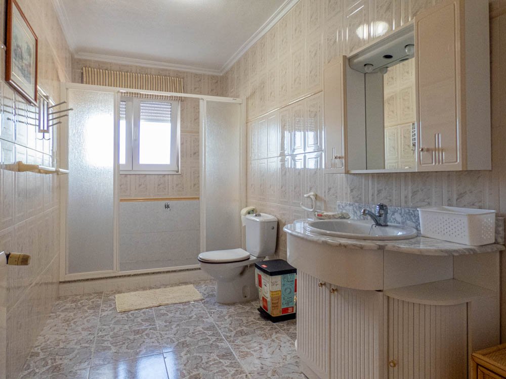 Magnifique villa de campagne rénovée avec 7 chambres, 7 salles de bains, climatisation, chauffage central, double garage et piscine privée chauffée