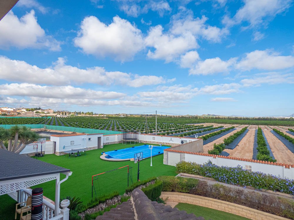 Magnifique villa de campagne rénovée avec 7 chambres, 7 salles de bains, climatisation, chauffage central, double garage et piscine privée chauffée