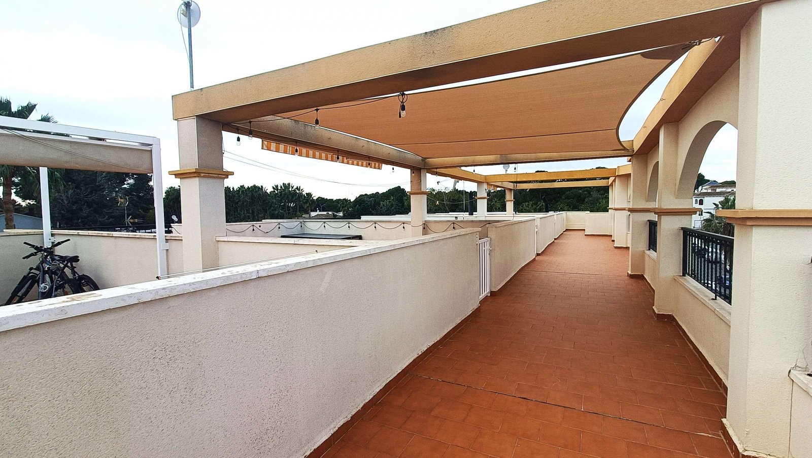 Appartement avec 2 chambres, 1 salle de bains, une terrasse sur le toit et une piscine commune