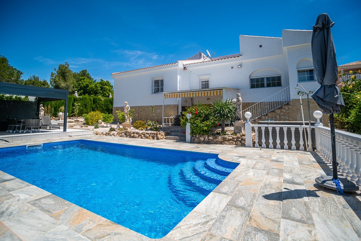 Villa andalouse exclusive avec piscine privée à La Marina - un luxe absolu sous le soleil espagnol