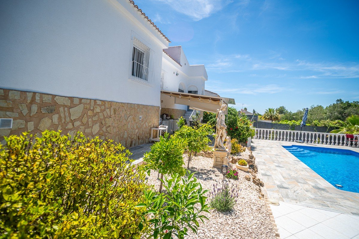 Villa andalouse exclusive avec piscine privée à La Marina - un luxe absolu sous le soleil espagnol
