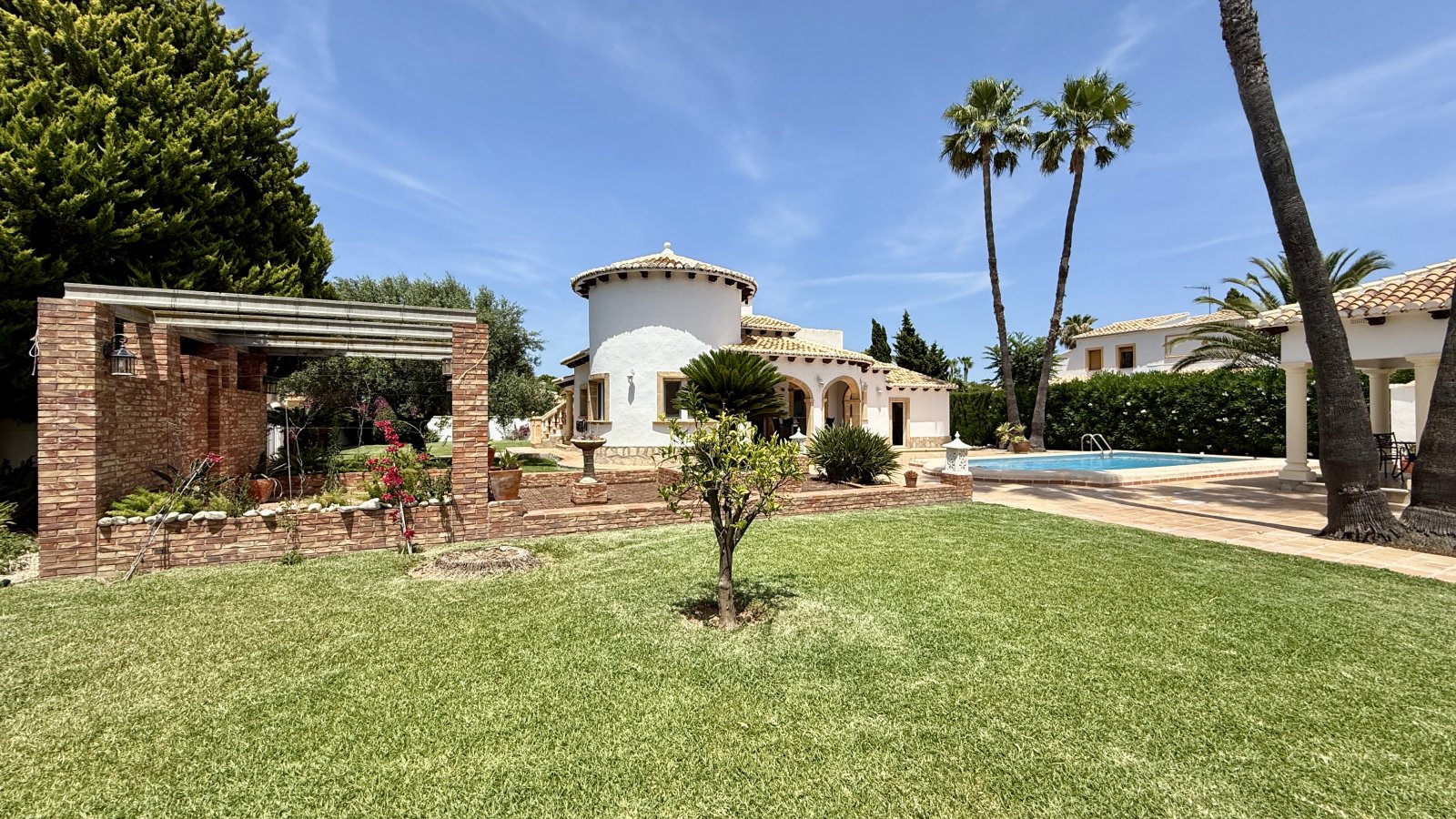 Villa de rêve unique près de Dénia, avec un grand terrain d’angle et à seulement quelques minutes à pied de la mer