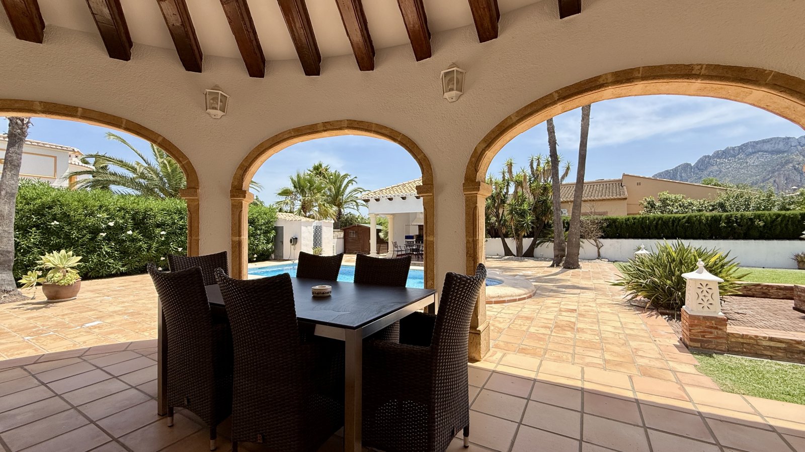 Villa de rêve unique près de Dénia, avec un grand terrain d’angle et à seulement quelques minutes à pied de la mer
