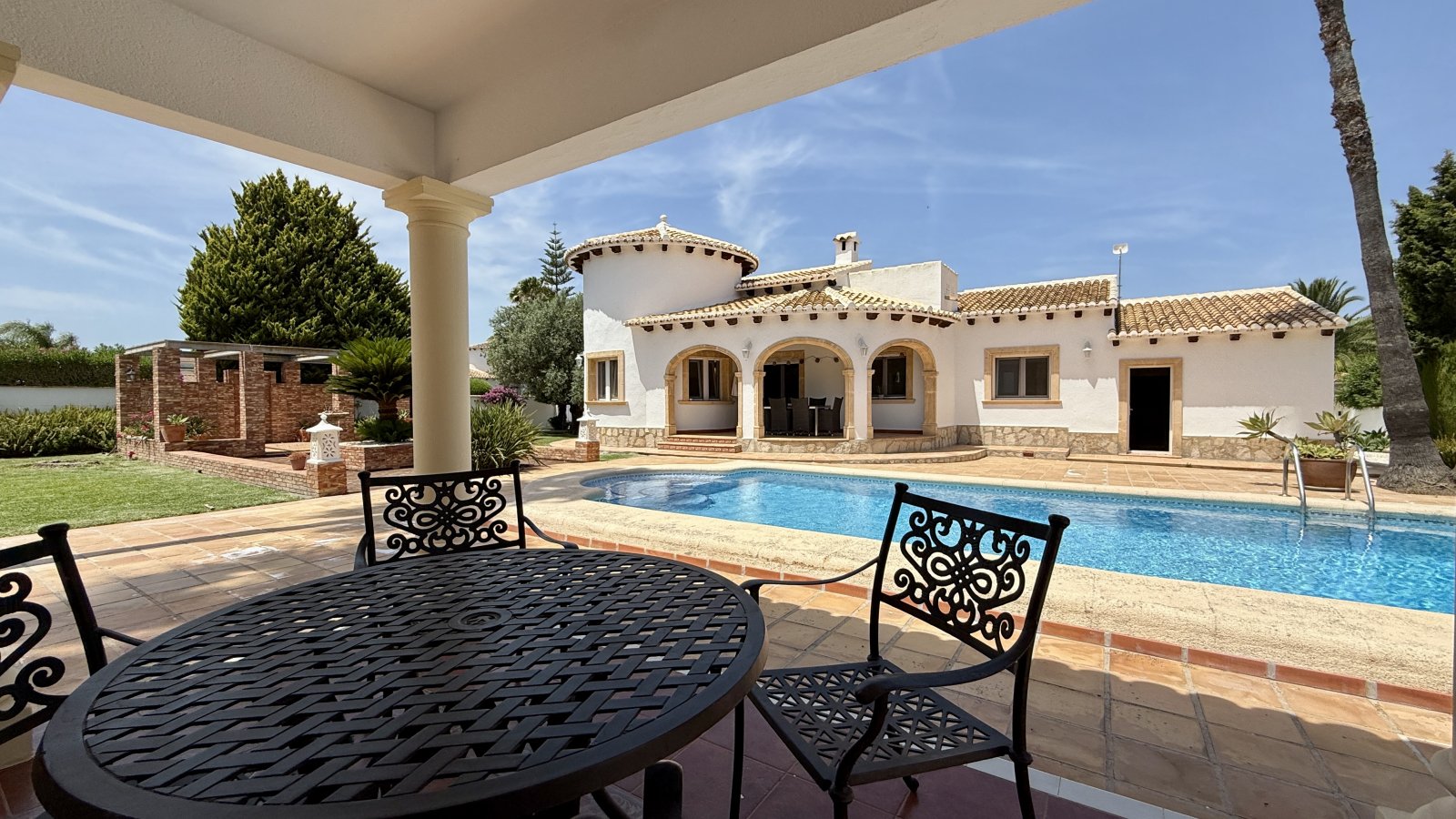 Villa de rêve unique près de Dénia, avec un grand terrain d’angle et à seulement quelques minutes à pied de la mer