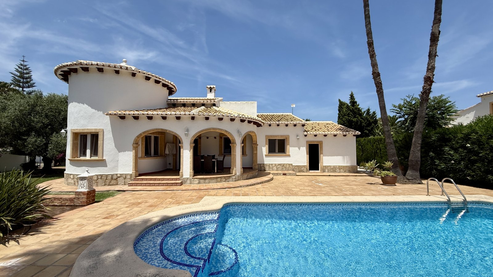 Villa de rêve unique près de Dénia, avec un grand terrain d’angle et à seulement quelques minutes à pied de la mer