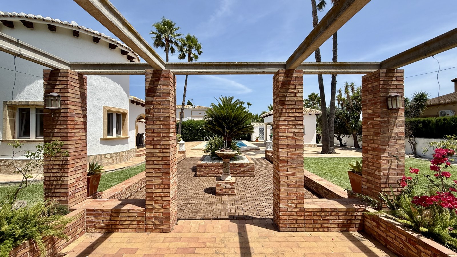 Villa de rêve unique près de Dénia, avec un grand terrain d’angle et à seulement quelques minutes à pied de la mer
