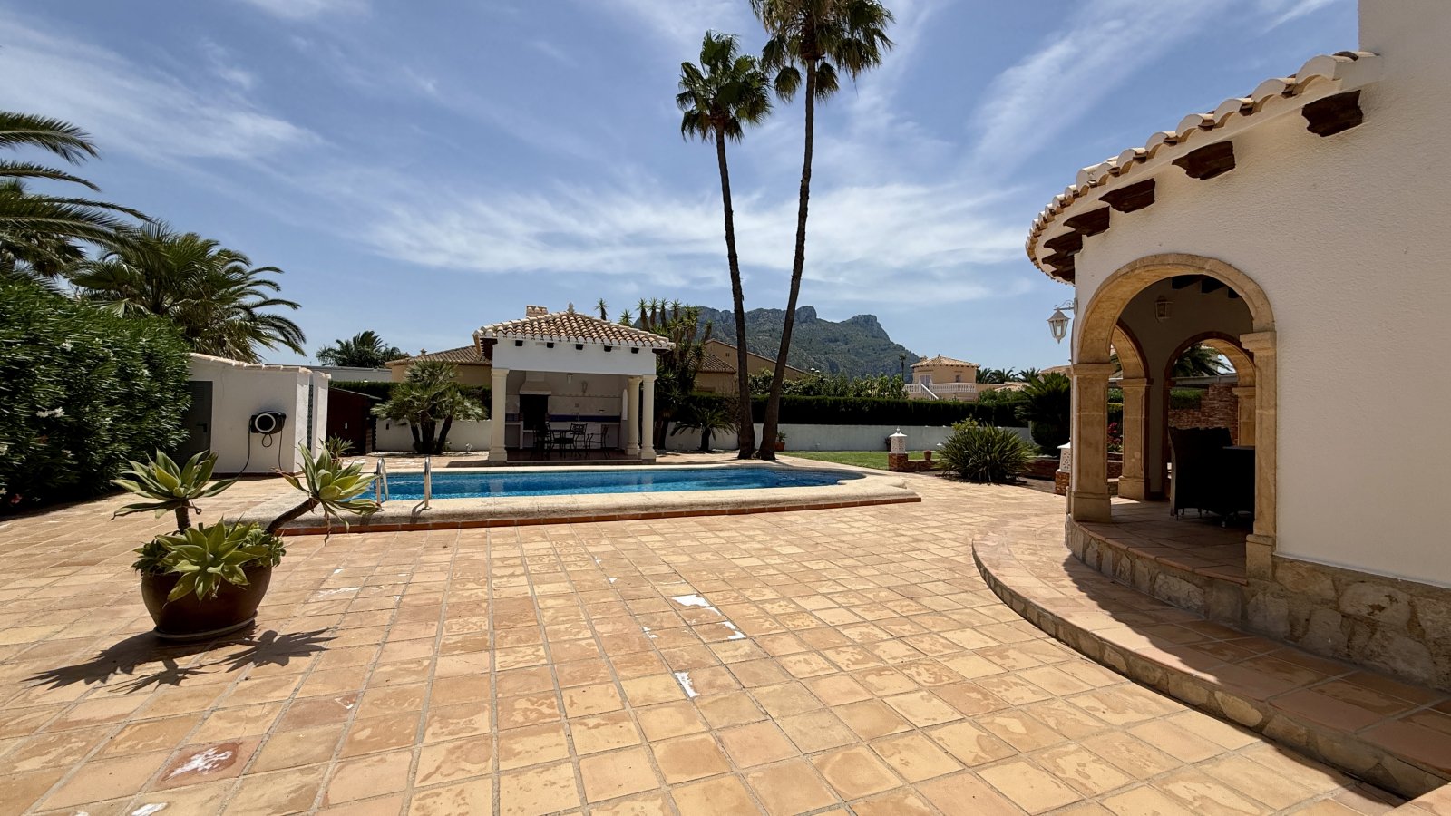 Villa de rêve unique près de Dénia, avec un grand terrain d’angle et à seulement quelques minutes à pied de la mer