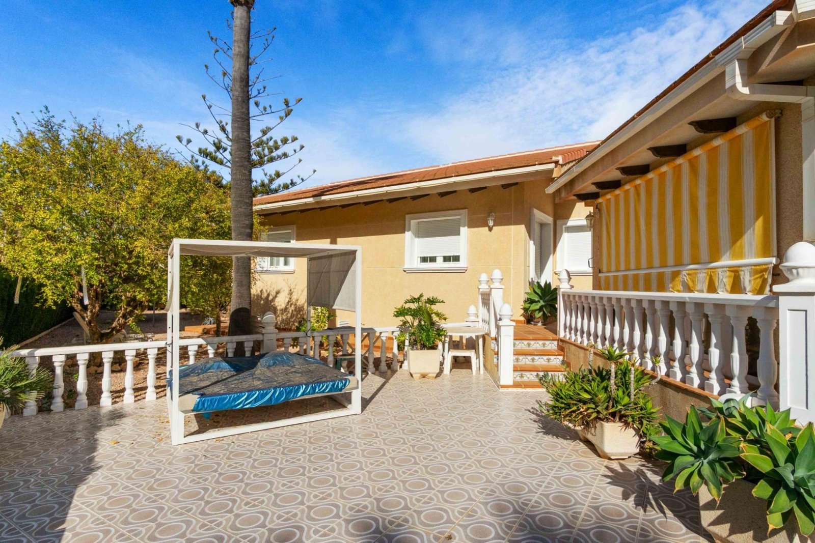 Magnifique villa comprenant 3 chambres, 4 salles de bains, une salle de sport, un sauna, un garage et une piscine privée, à seulement 1 km de la plage