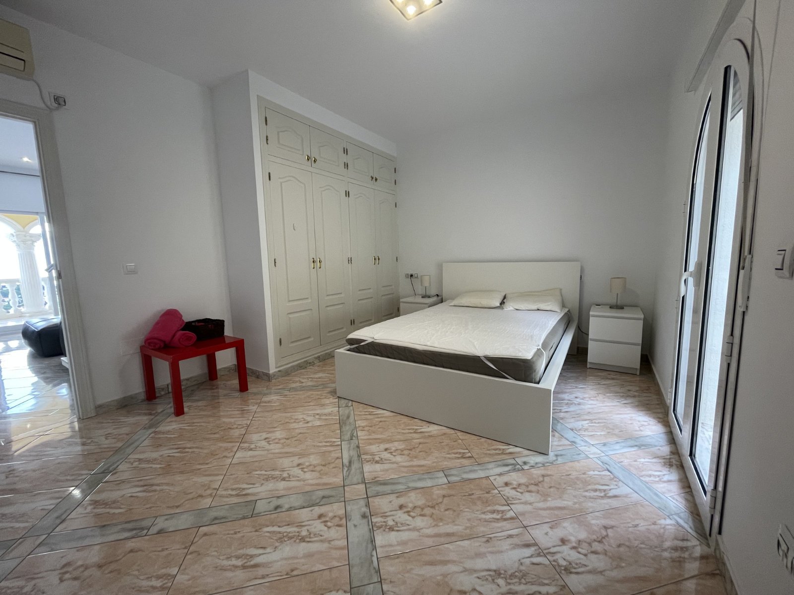 Villa exclusive, divisée en deux appartements identiques, avec piscine privée et vue sur la mer