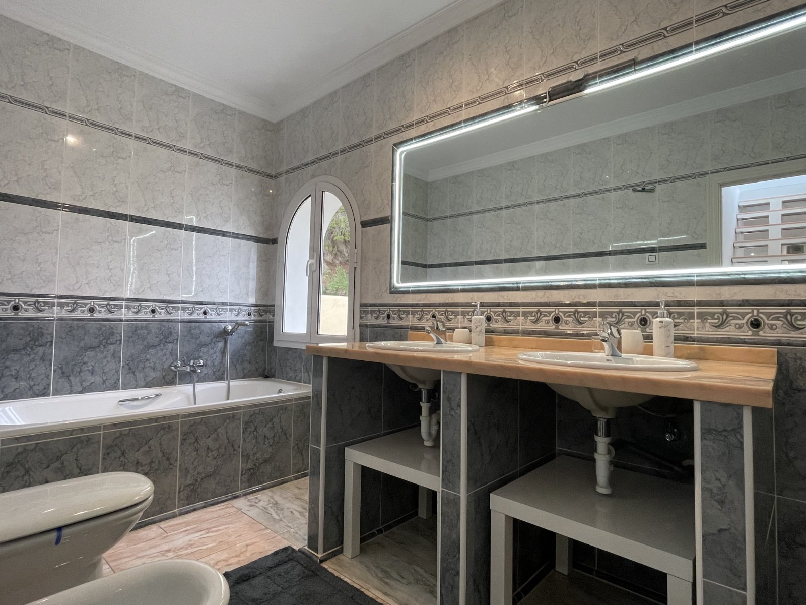 Villa exclusive, divisée en deux appartements identiques, avec piscine privée et vue sur la mer