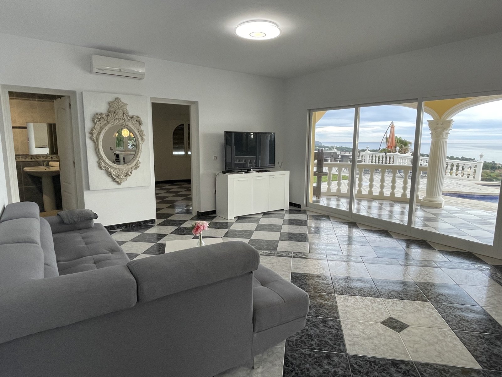 Villa exclusive, divisée en deux appartements identiques, avec piscine privée et vue sur la mer