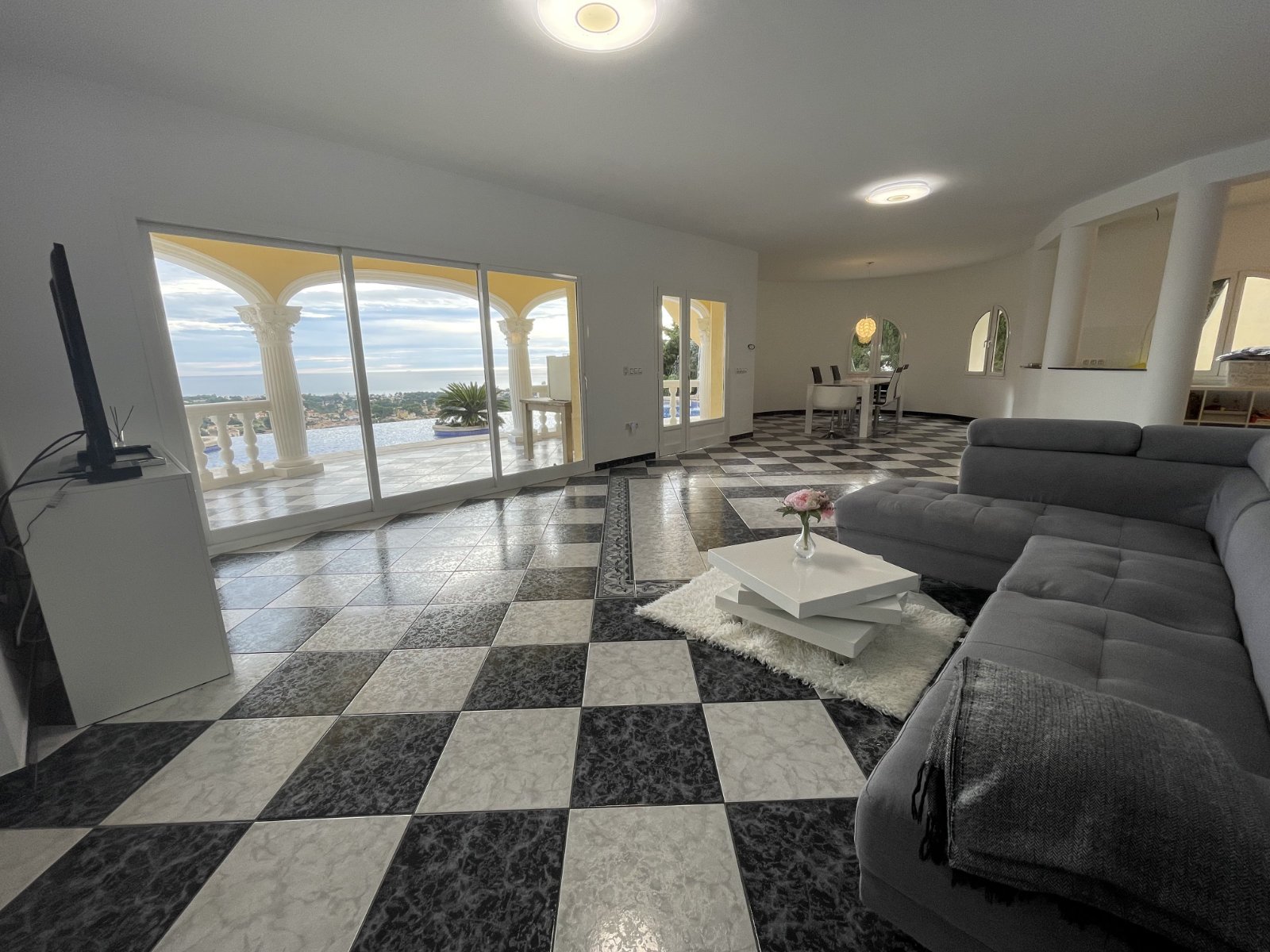 Villa exclusive, divisée en deux appartements identiques, avec piscine privée et vue sur la mer