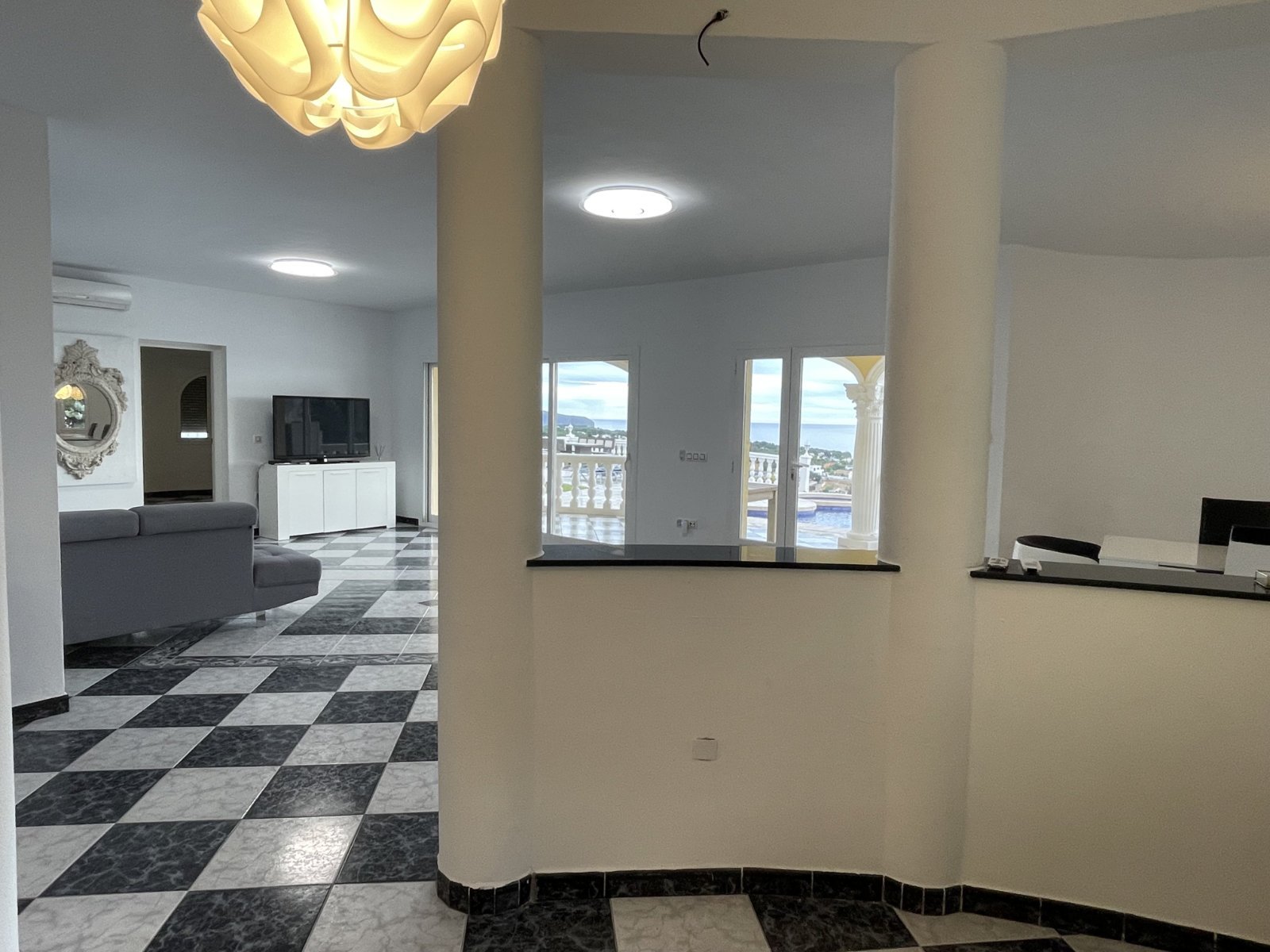 Villa exclusive, divisée en deux appartements identiques, avec piscine privée et vue sur la mer