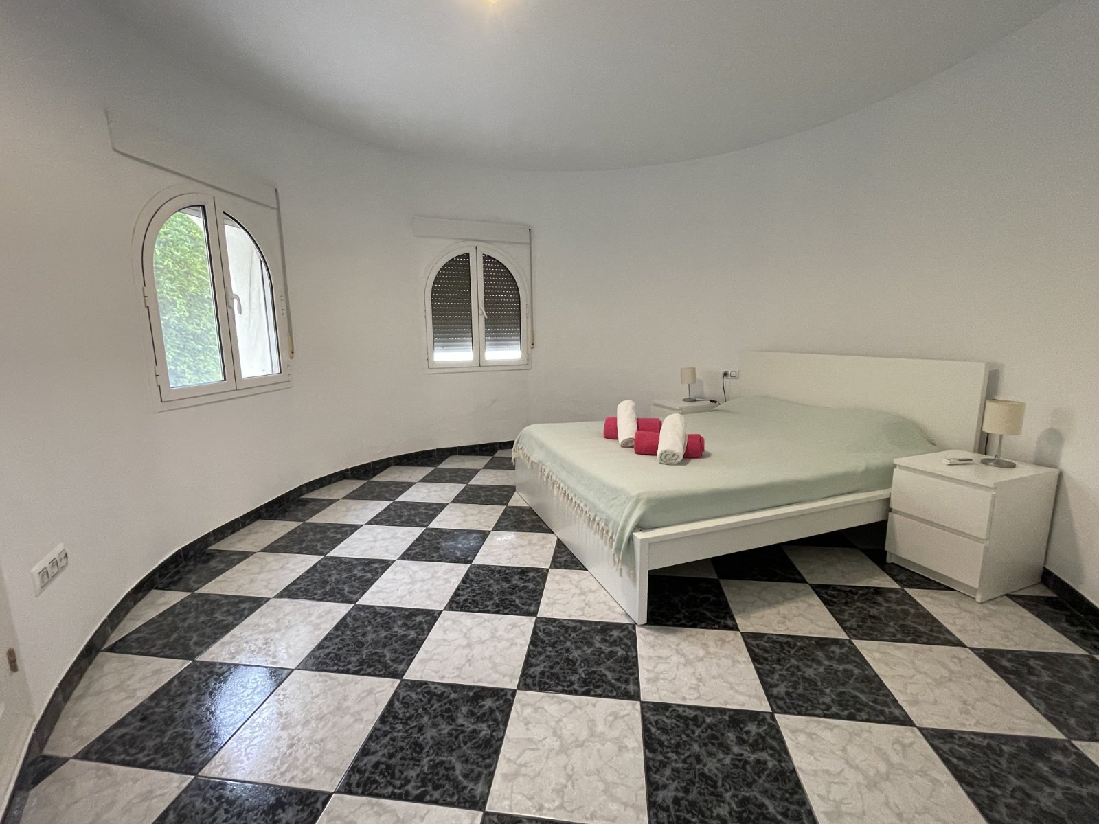 Villa exclusive, divisée en deux appartements identiques, avec piscine privée et vue sur la mer