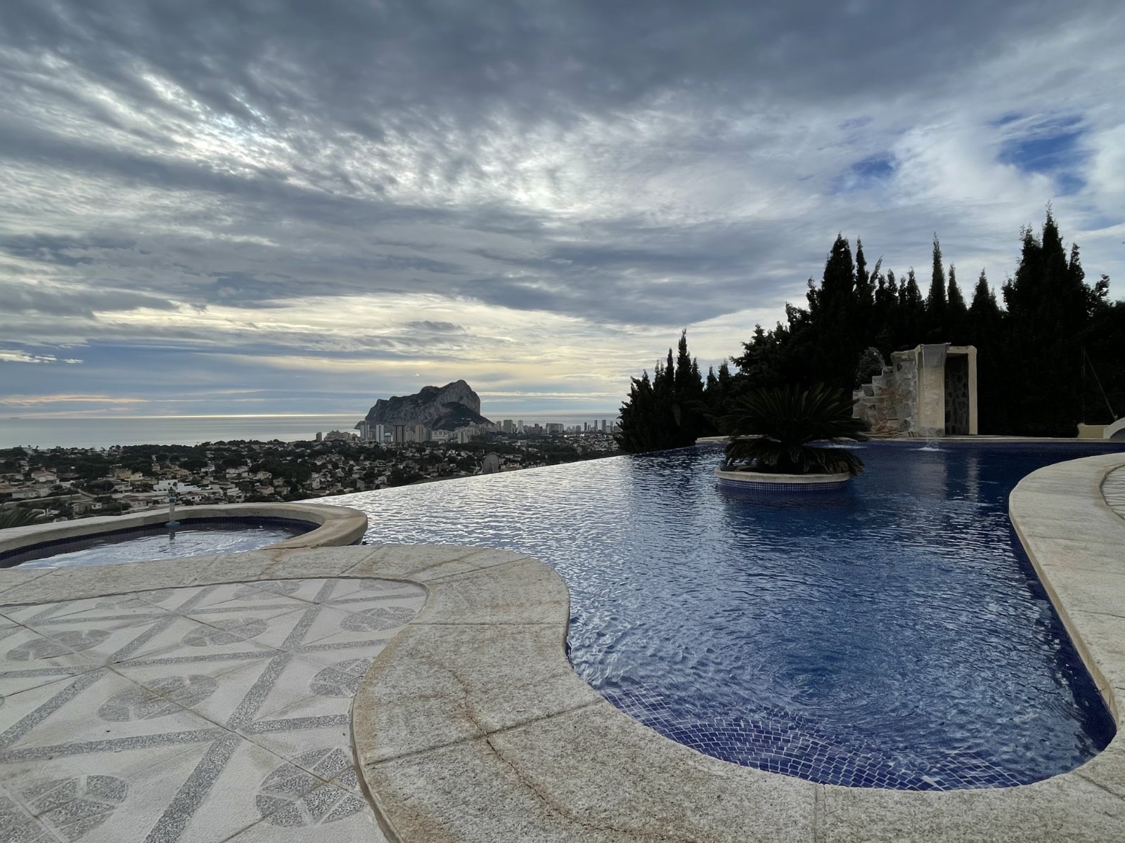 Villa exclusive, divisée en deux appartements identiques, avec piscine privée et vue sur la mer