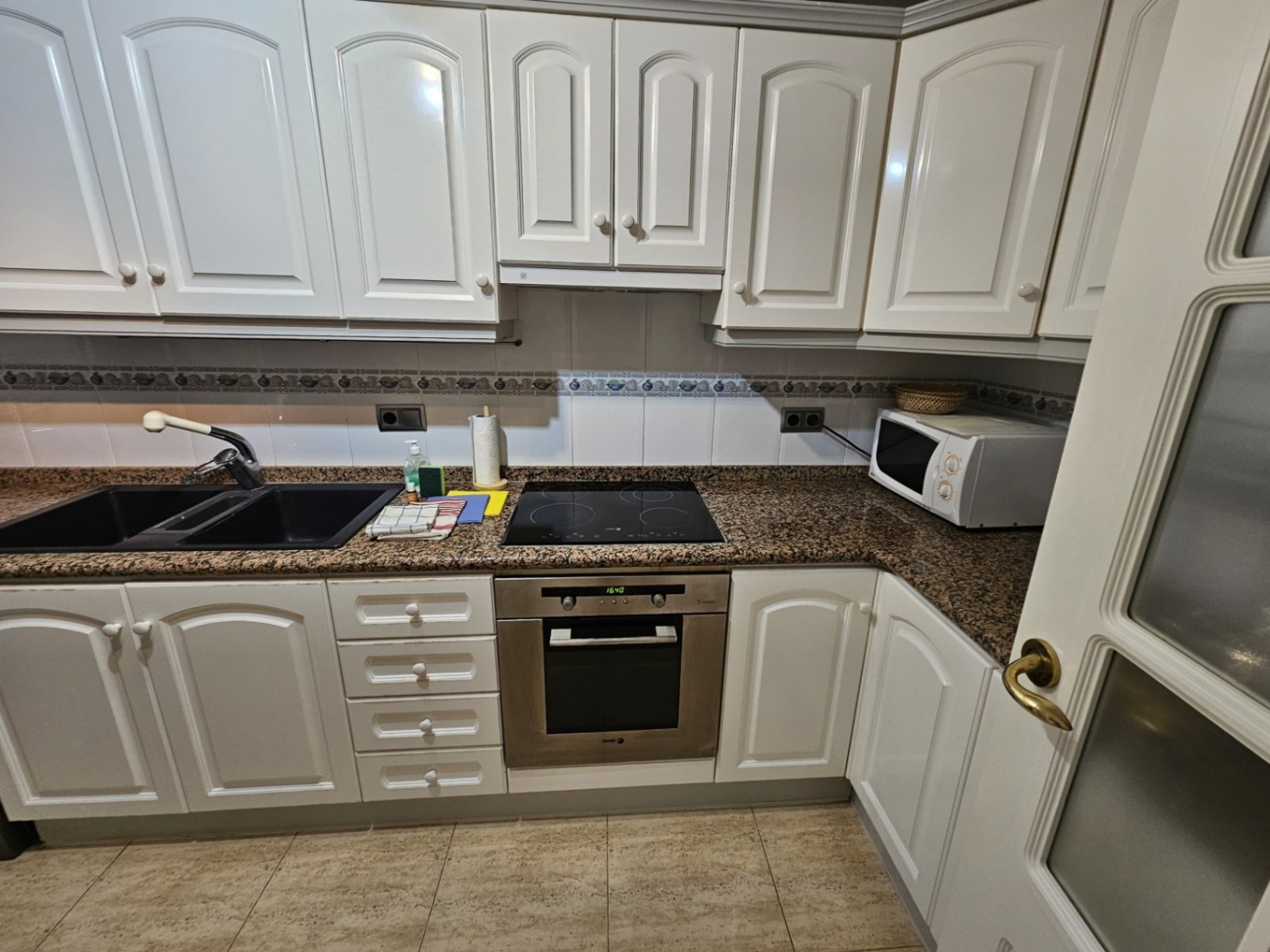 Maisonette avec 3 chambres, 2 salles de bains, 2 places de parking souterrain, piscine commune et vue sur la mer